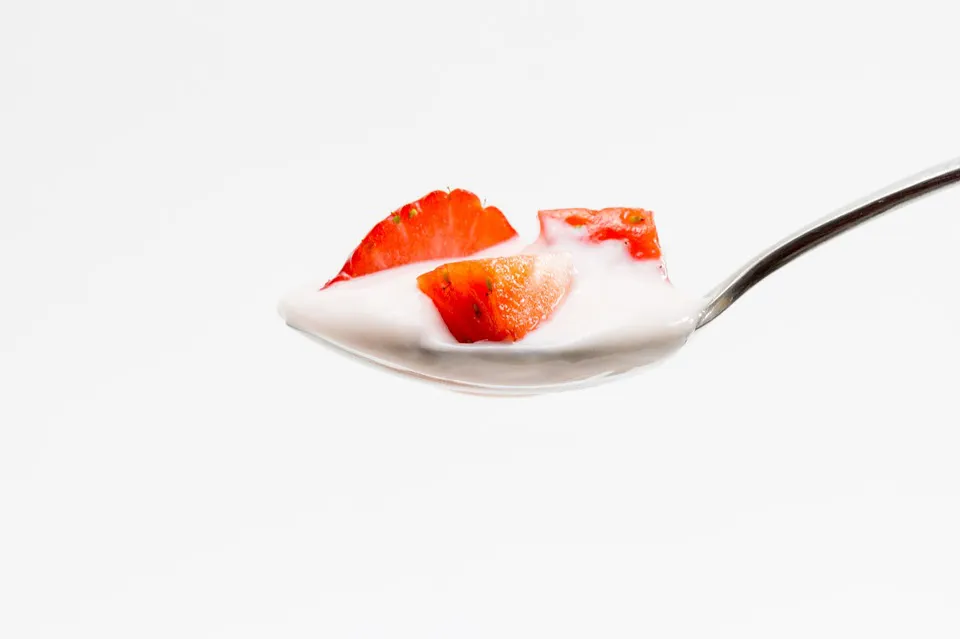 El yogur, el snack saludable para picar entre horas y sentirse ligero durante el verano