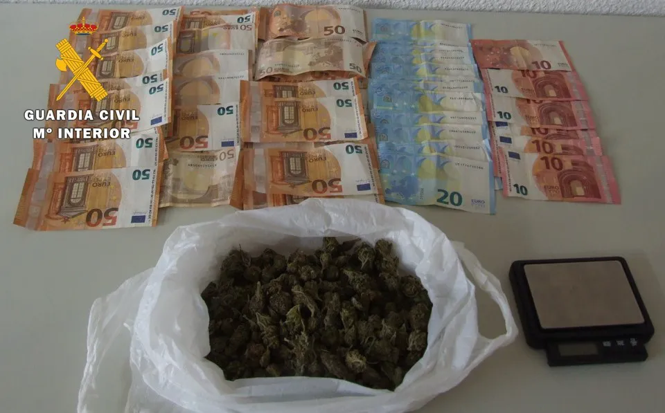 La Guardia Civil detiene a una persona con 120 gramos de marihuana para su venta