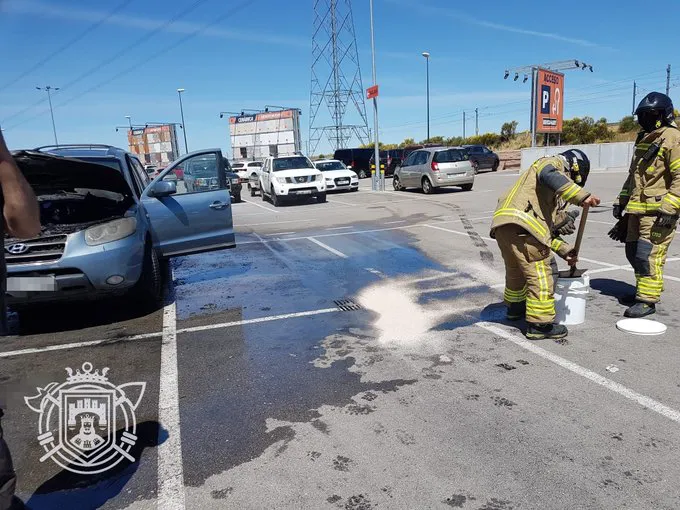 Los bomberos sofocan el incendio de un vehículo aparcado