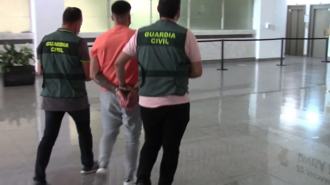 La Guardia Civil detiene a un conductor buscado por la justicia, que se saltó un control con un vehículo sustraído en una zona de autopista