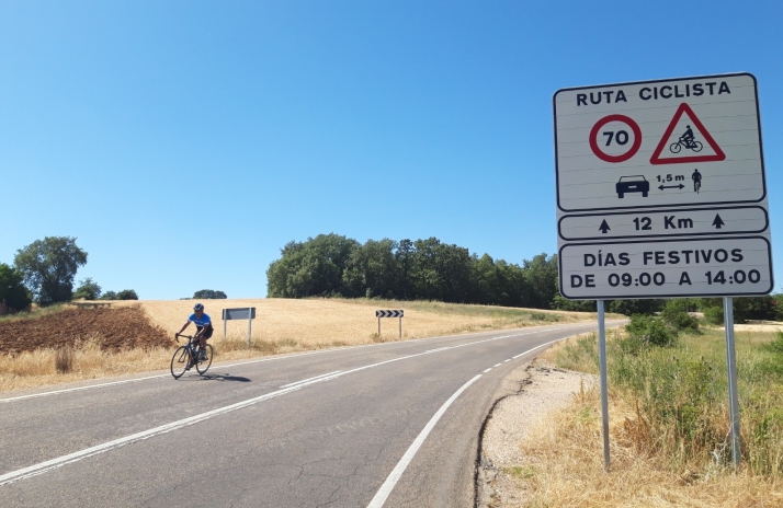Un ciclista herido tras ser golpeado por un turismo a la salida de Villariezo