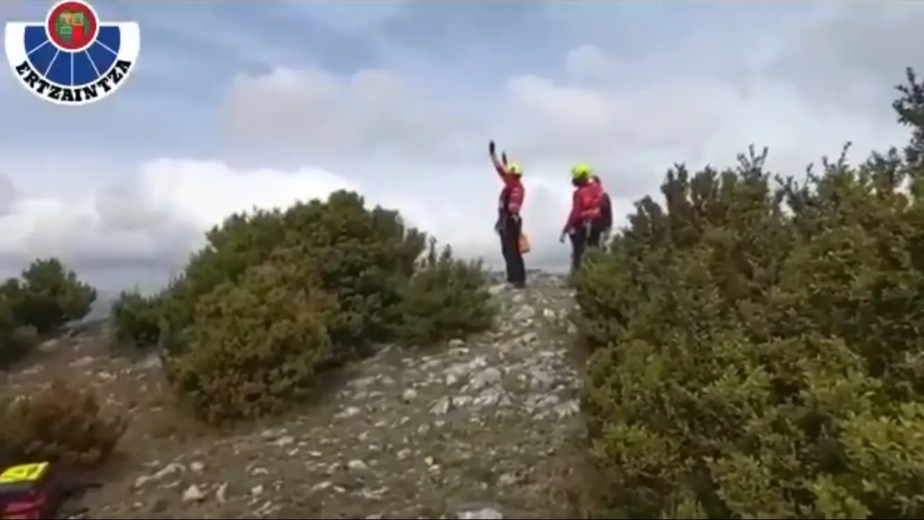 Los Servicios de Emergencias de Euskadi auxilian a una mujer de 70 años en la cima del monte Valdelamediana en su zona limítrofe con Burgos