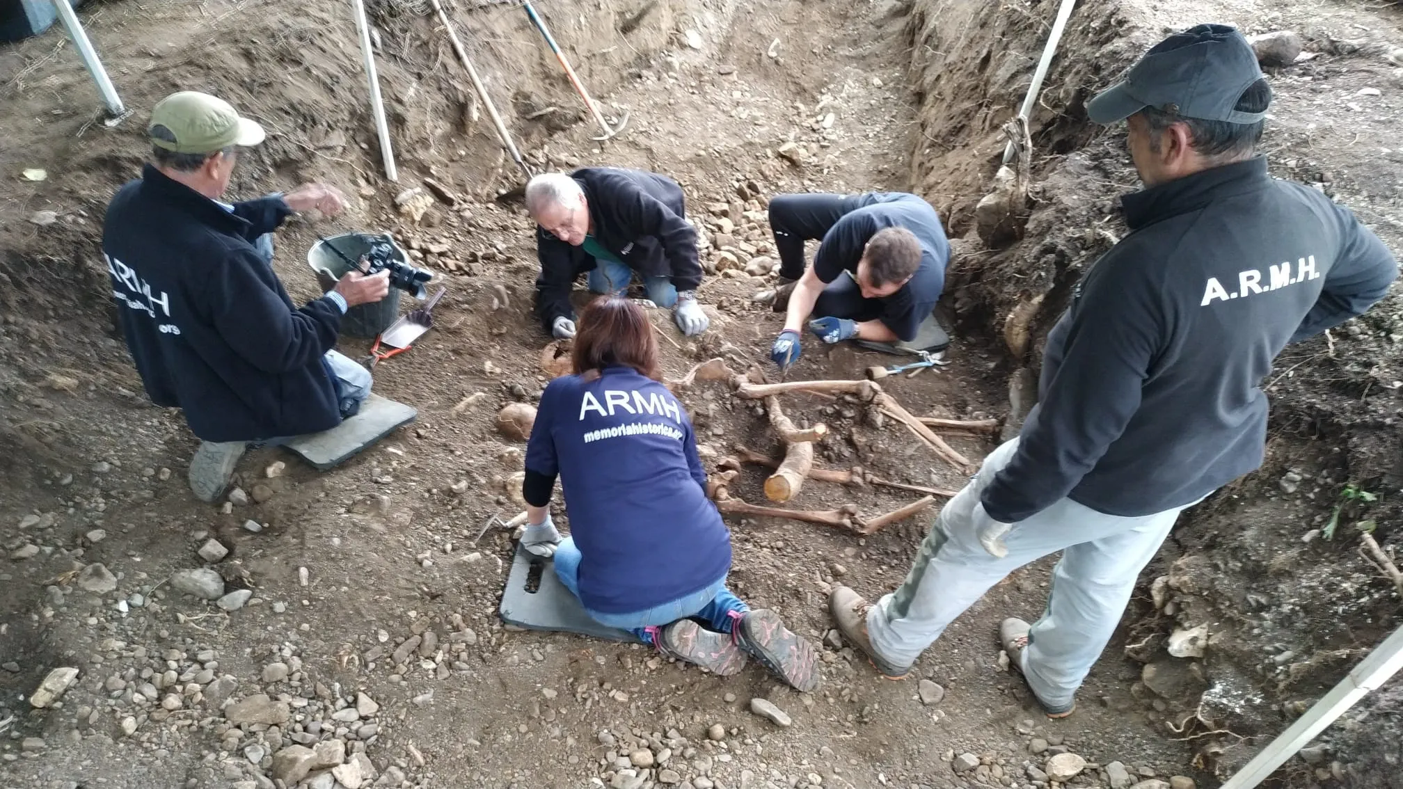 Aparecen los restos de dos personas en la fosa de Cospedal de Babia (León)