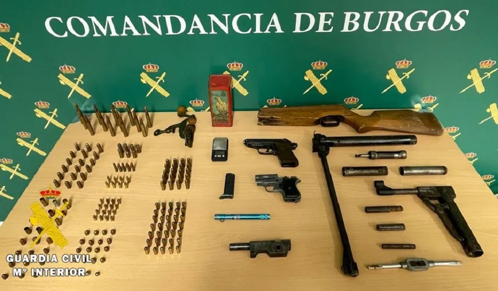 La Guardia Civil interviene varias armas modificadas y numerosa munición al investigar una plantación de marihuana