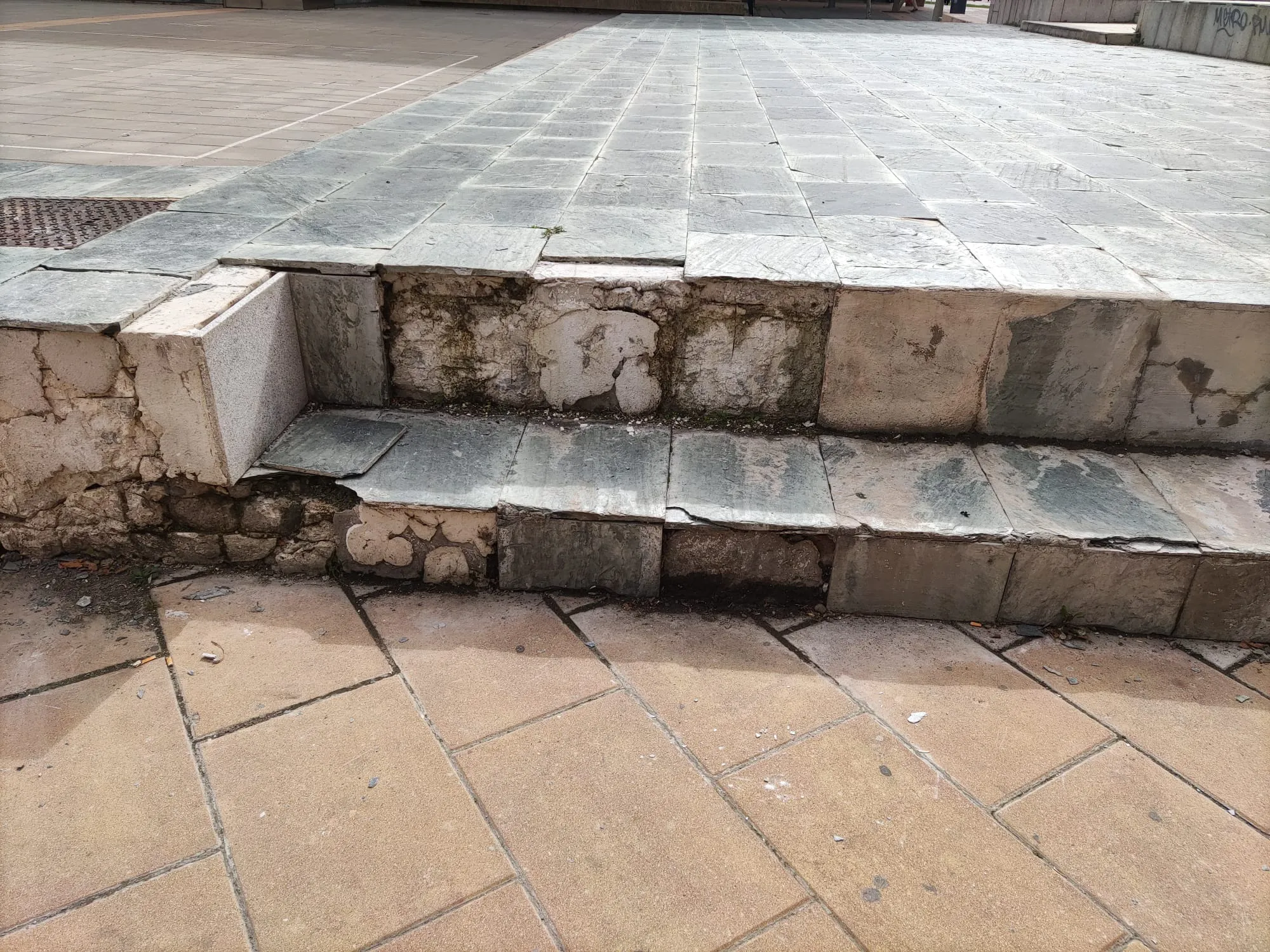 Las escaleras del Parque Virgen del Manzano están hechas un desastre