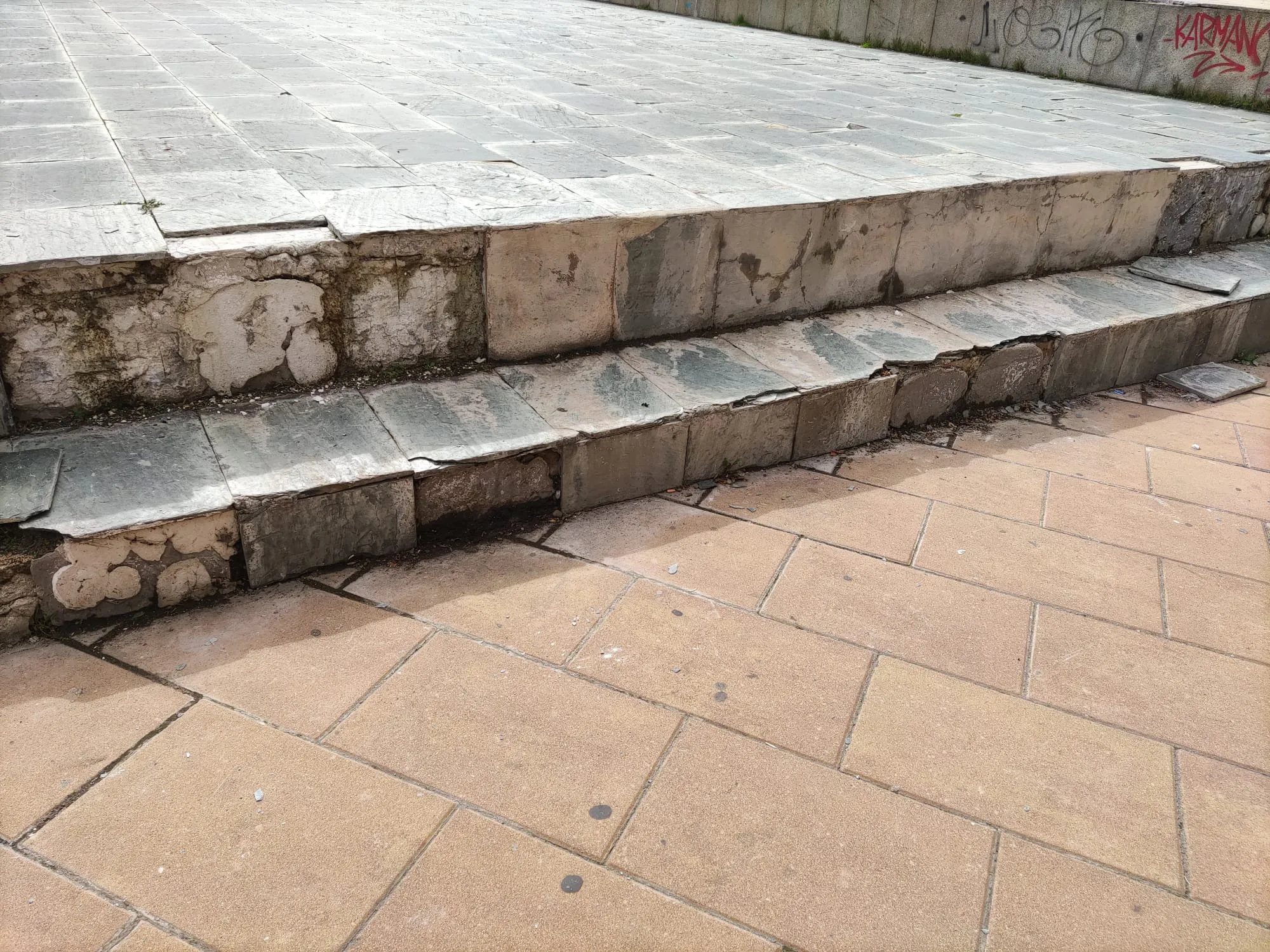 Foto 2 - Las escaleras del Parque Virgen del Manzano est&aacute;n hechas un desastre