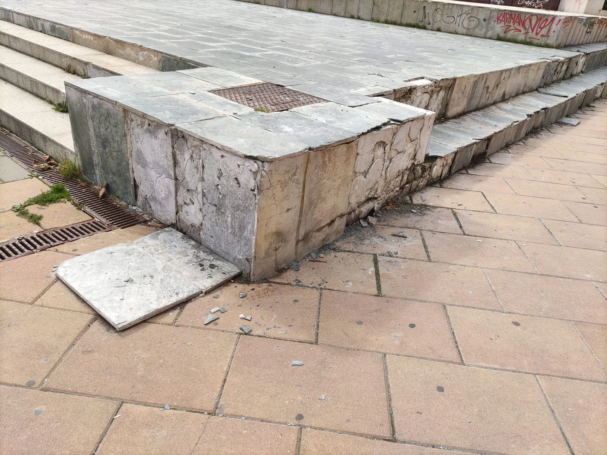 Foto 3 - Las escaleras del Parque Virgen del Manzano est&aacute;n hechas un desastre