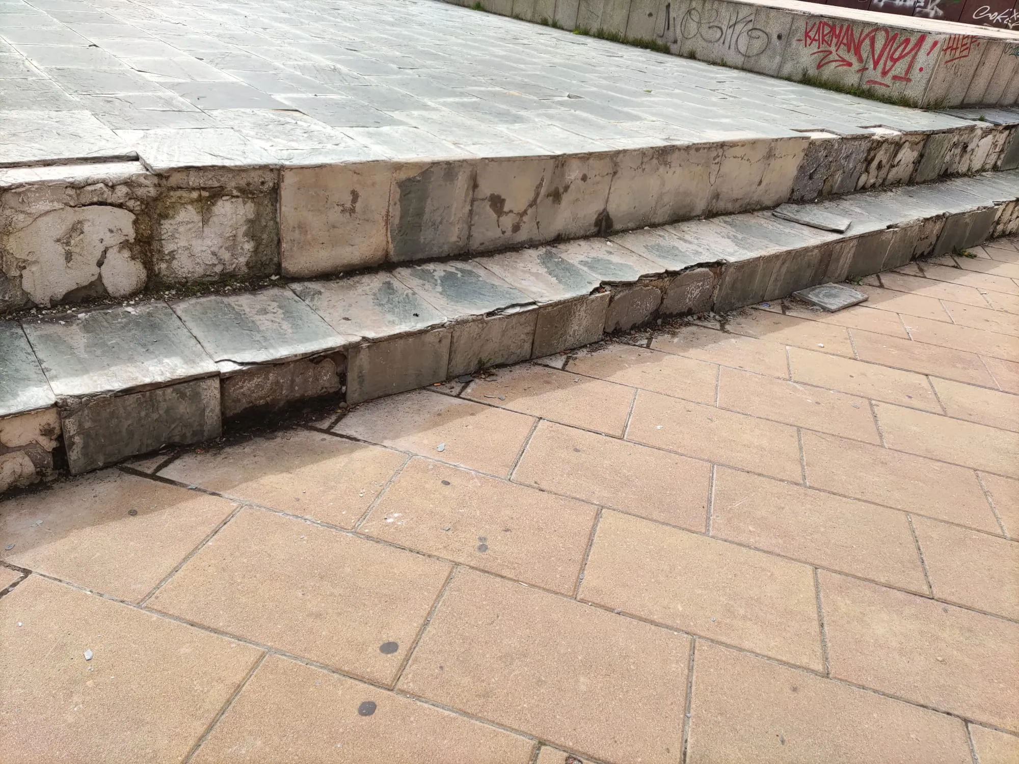 Foto 4 - Las escaleras del Parque Virgen del Manzano est&aacute;n hechas un desastre