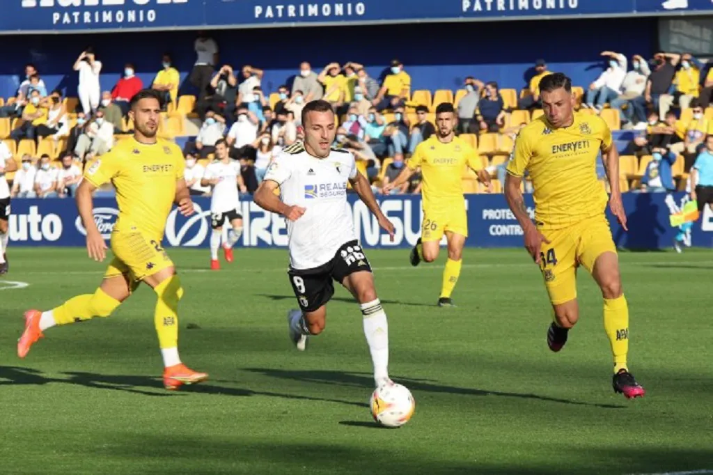 El Burgos CF cae con justicia en el descuento ante el colista Alcorcón en un partido mediocre (1-0)