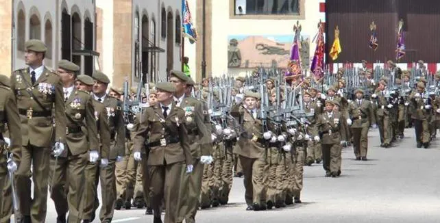 El desfile por la Virgen del Pilar se celebra en la Casa Cuartel de la Avenida Cantabria