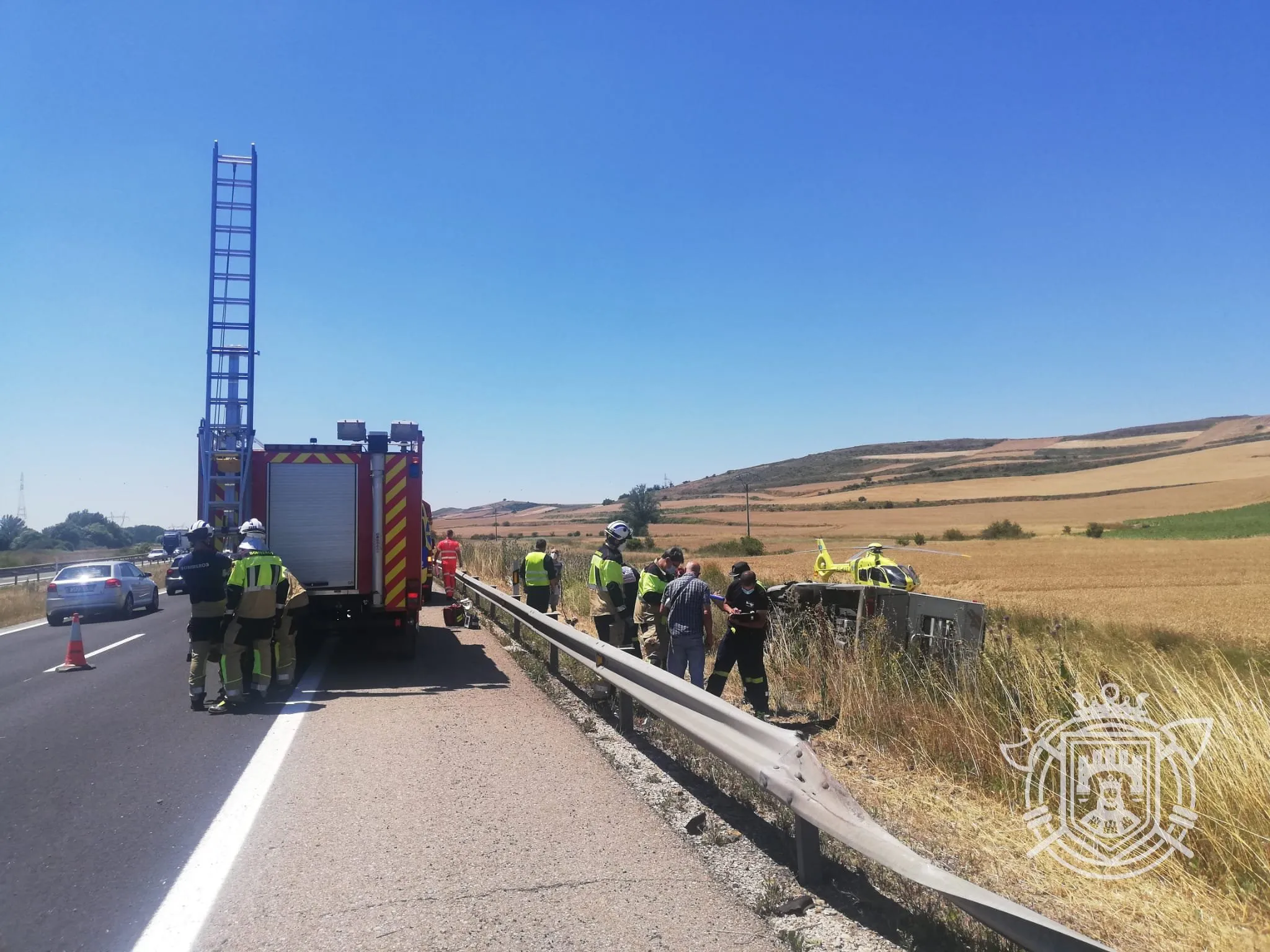 Retención de tráfico en la AP-1 a la altura de Zuñeda (Burgos) tras el vuelvo de un camión