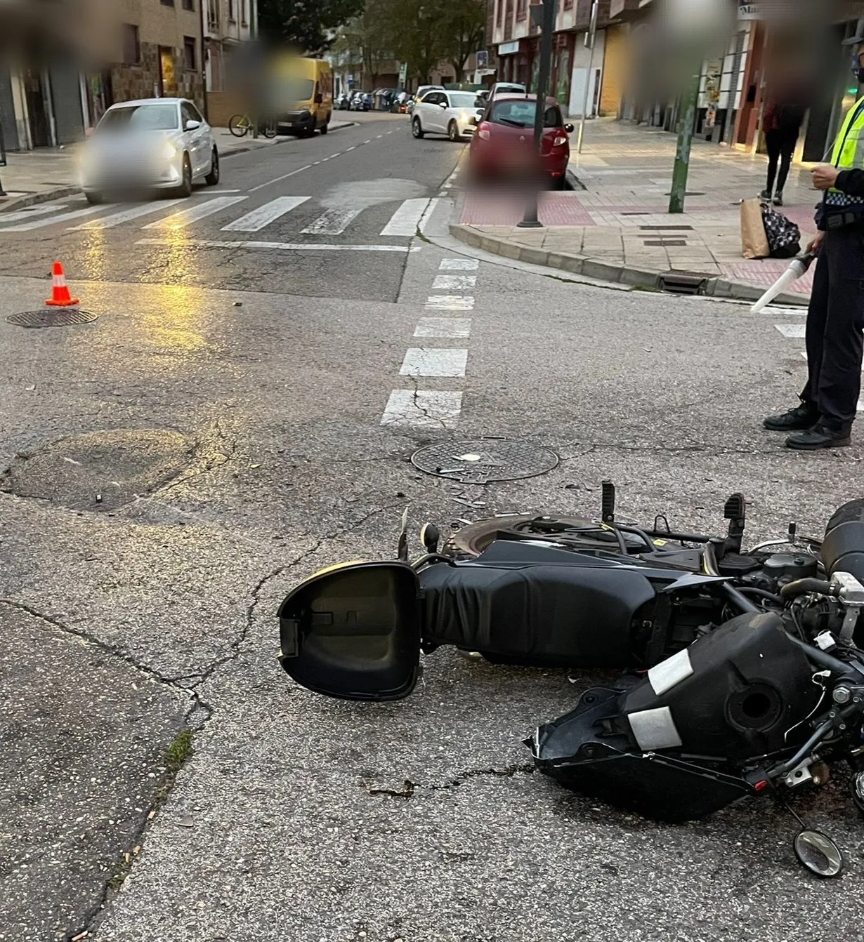 Un herido tras la colisión entre una moto y una furgoneta en la calle San Pedro Cardeña