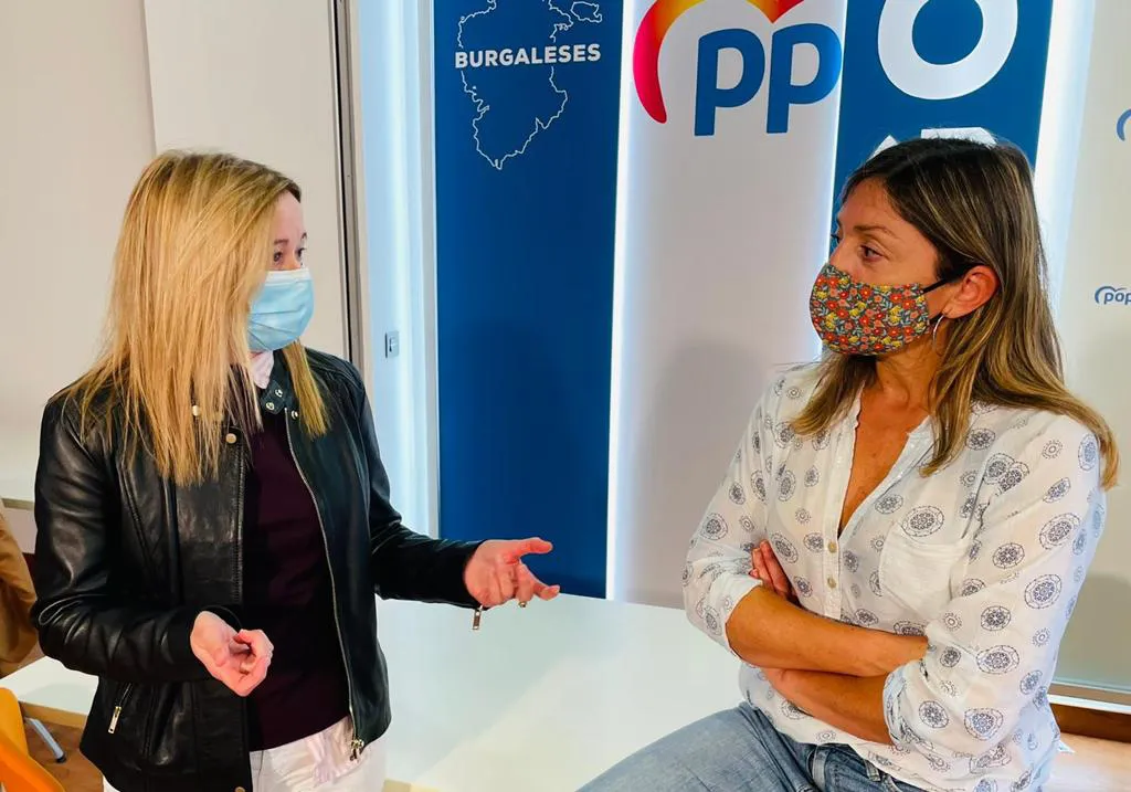 El PP y FAMPA reclaman al PSOE alternativas al tráfico en los colegios antes de hacer caja