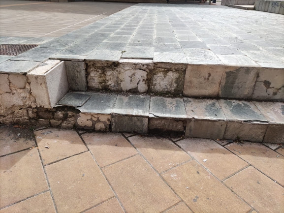Las escaleras del Parque Virgen del Manzano están hechas un desastre