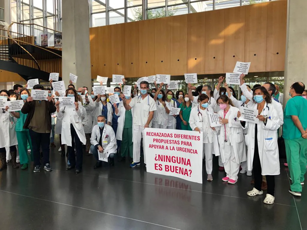 Medicina Interna del HUBU se concentra contra la situación actual de Urgencias