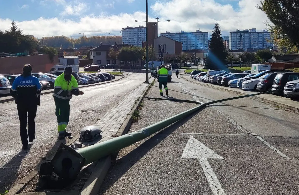 La UTE Jardines Burgos derriba una farola, que colisiona contra tres vehículos aparcados