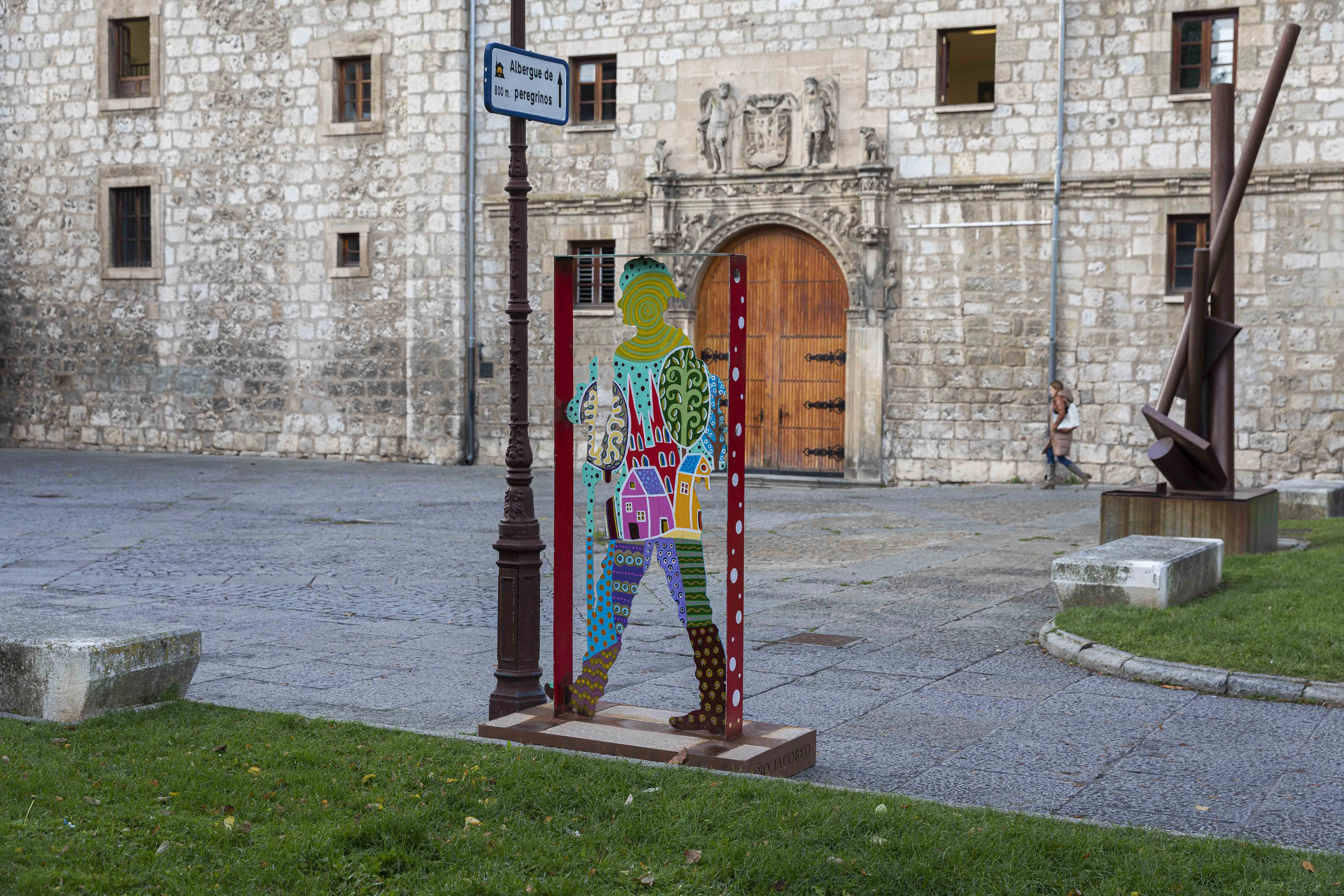 39 siluetas de peregrinos viajan a sus ubicaciones para señalizar el Camino de Santiago en Burgos
