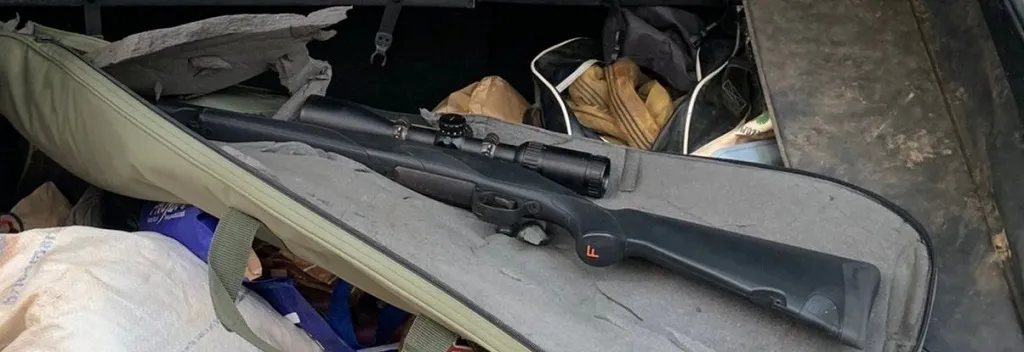 Encuentran un rifle en un coche cuyo conductor da positivo y con el que pretendía ir a cazar