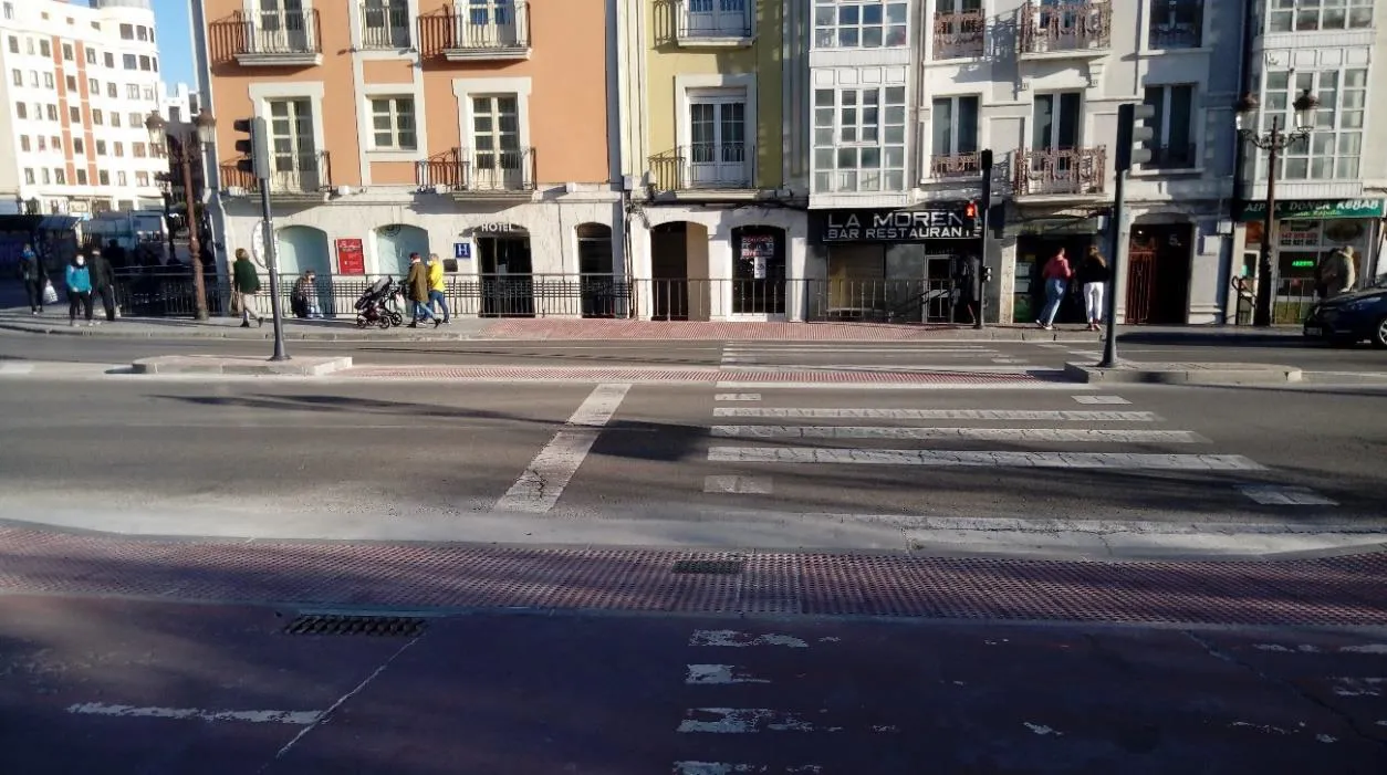 Un peatón cruza por medio de la calzada y agrede a un joven que circulaba en patinete eléctrico