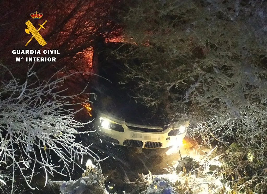 Rescatan a un conductor atrapado en su coche tras caer al río
