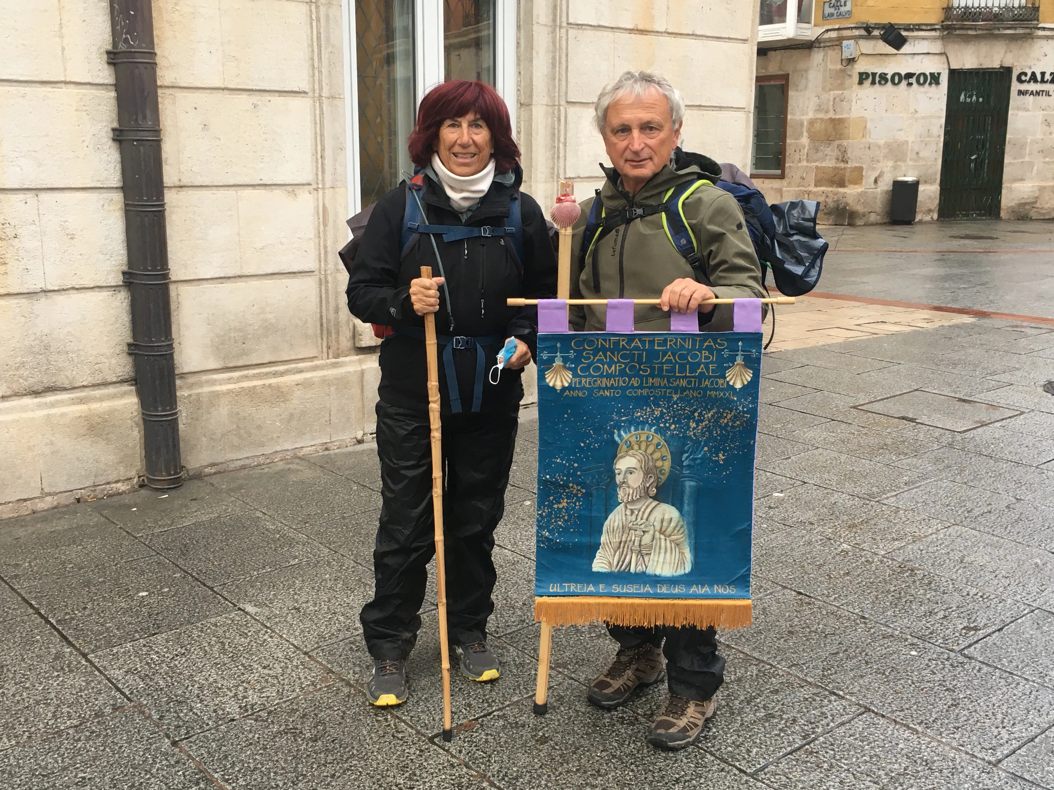 El estandarte italiano de peregrinación a Santiago pasa por Burgos