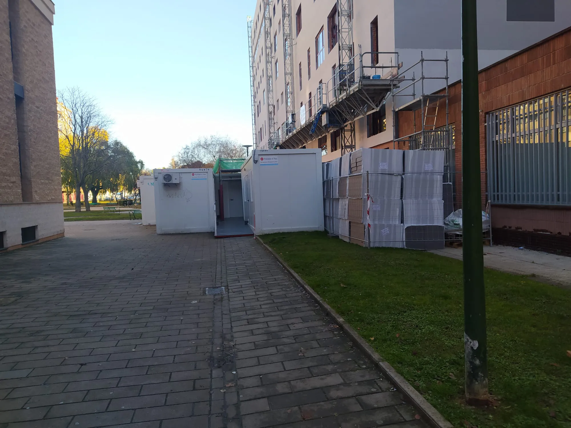 El PCAS denuncia la instalación de barracones de obra como consultas en el Centro de Salud de García Lorca