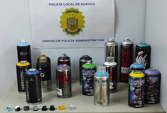 Denunciados dos jóvenes por realizar graffitis de madrugada