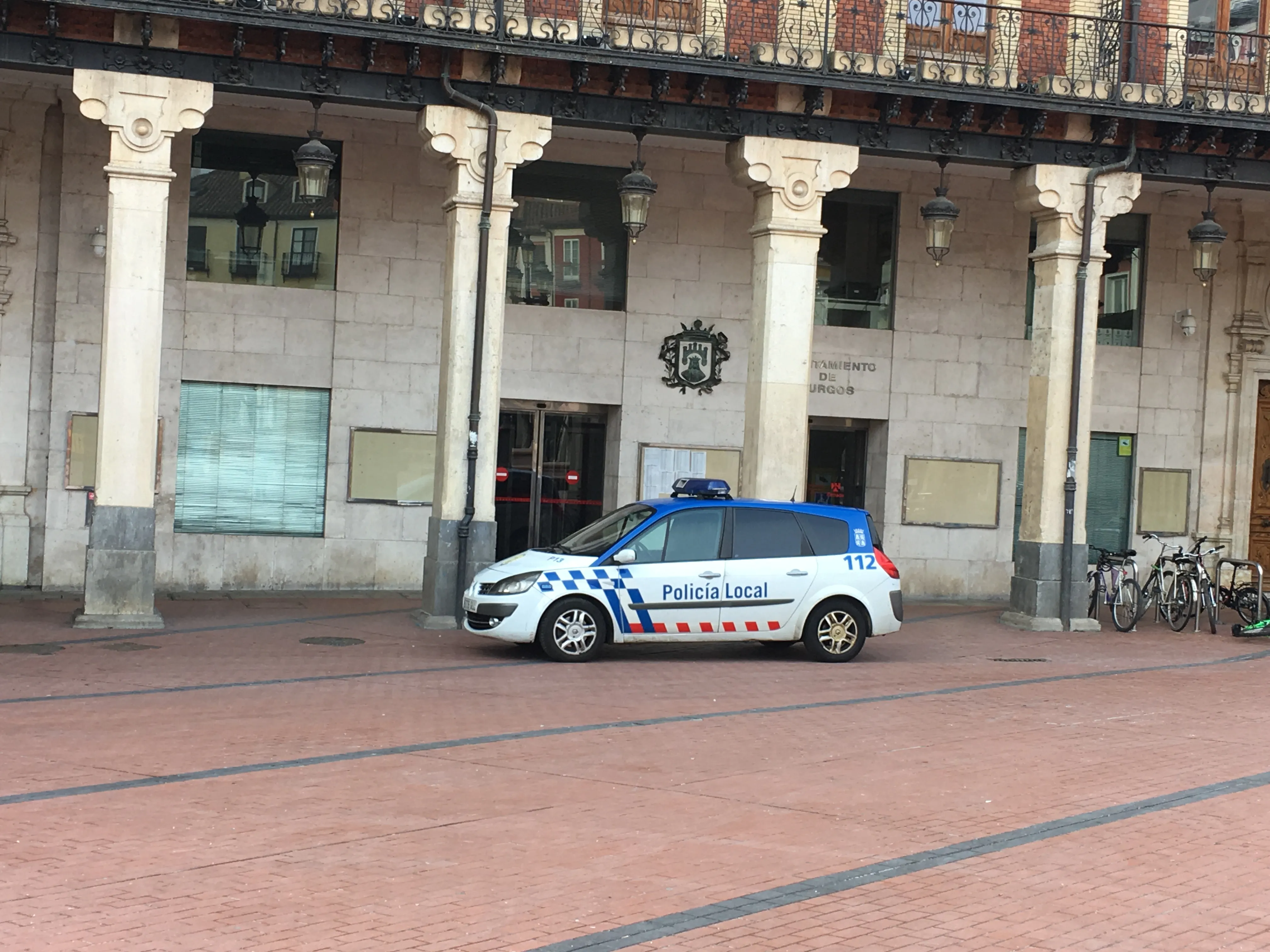 Detenido por agredir a agentes de la Local al intentar hacerse con un móvil guardado en un coche del depósito municipal