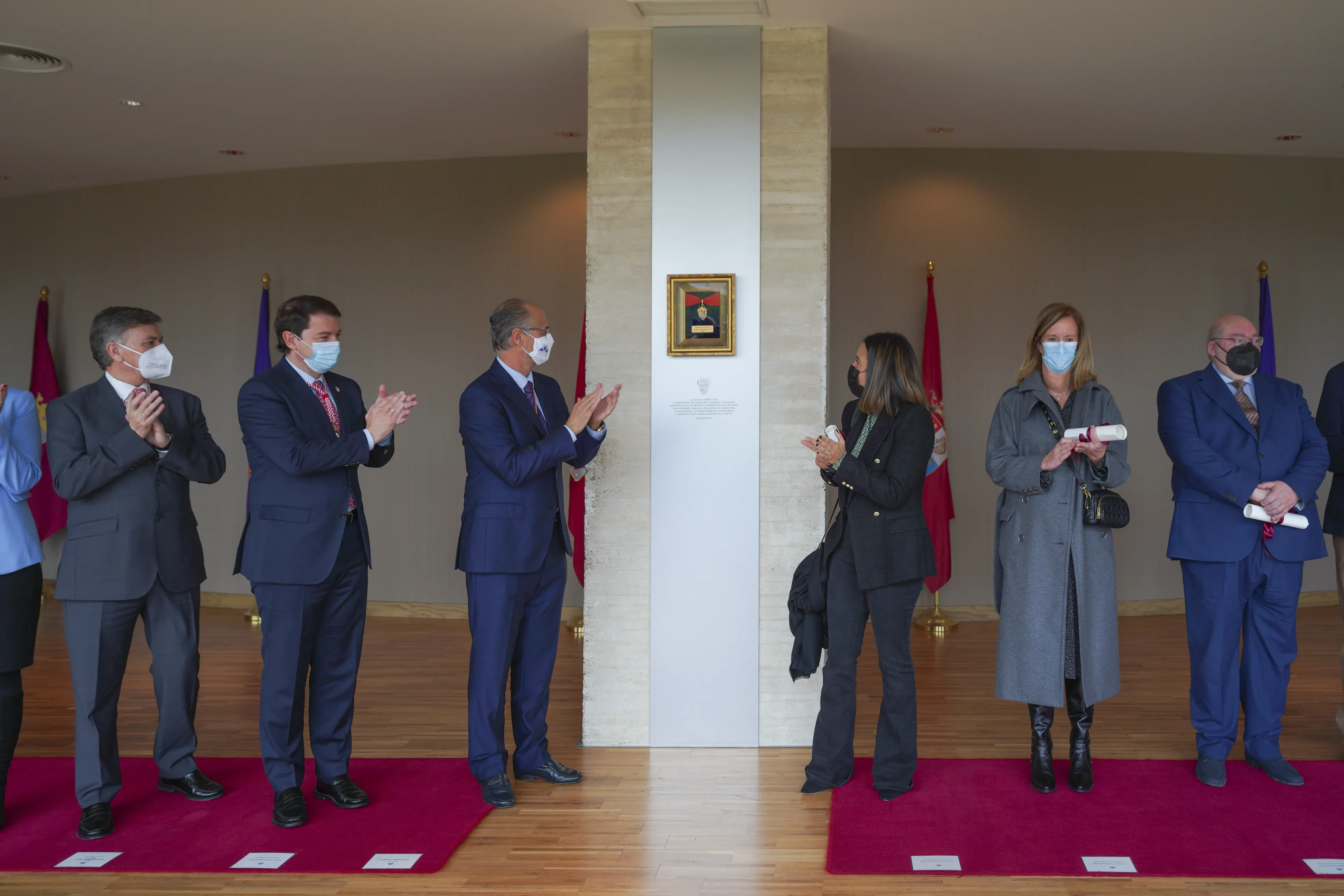 Foto 3 - Entrega de la Medalla de Oro de las Cortes de Castilla y Le&oacute;n a los profesionales sanitarios y sociosanitarios de la Comunidad