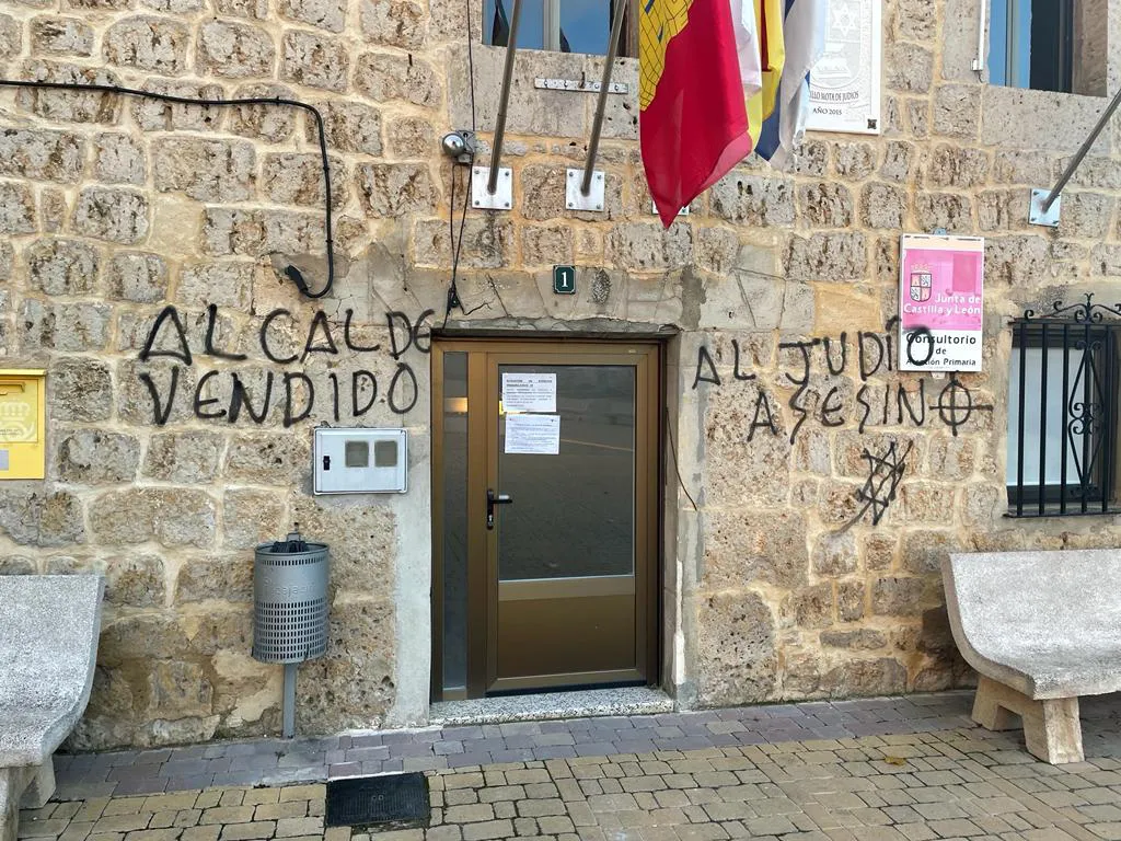 Castrillo Mota de Judíos amanece lleno de insultos, amenazas antisemitas y contra su alcalde, Lorenzo Rodríguez