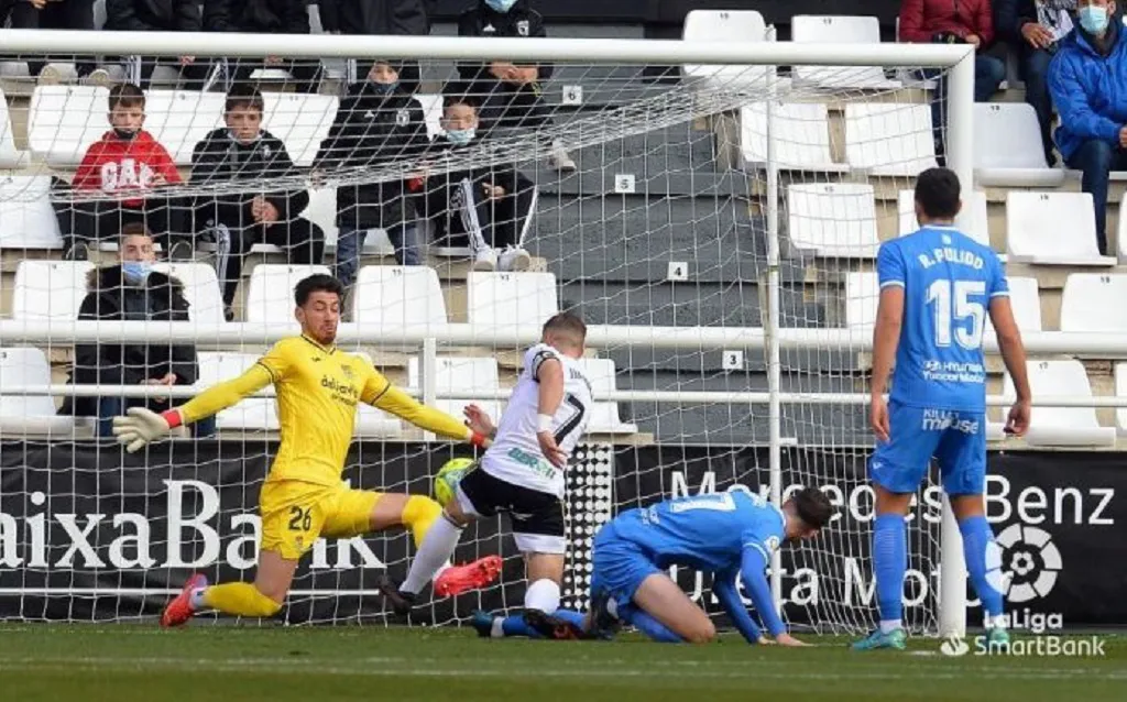 El Burgos CF logra ante el Fuenlabrada la tercera victoria consecutiva de la temporada con más goles que fútbol (2-0)