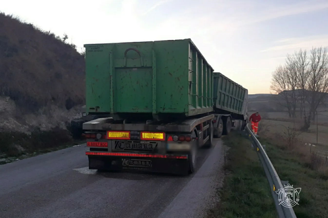 Imágenes de la descarcelación de Bomberos tras el choque entre un camión y un tractor