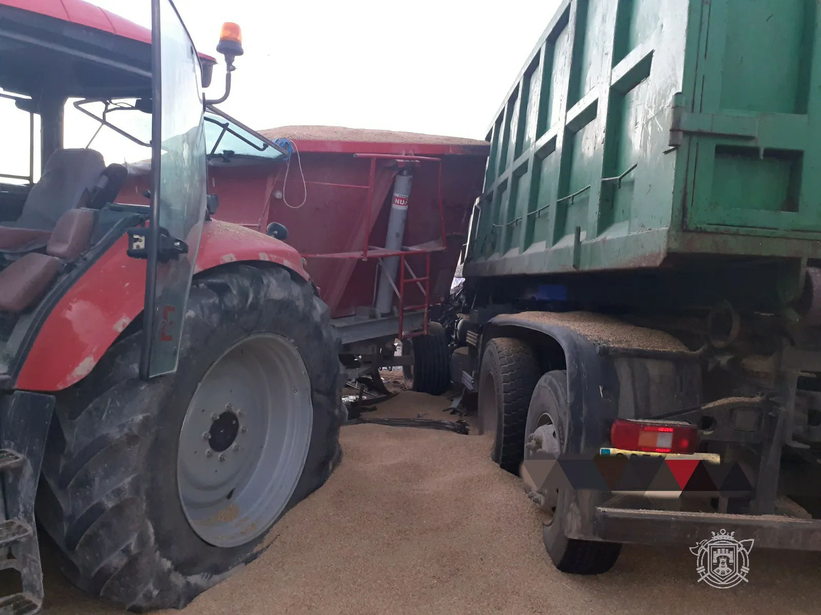 Foto 2 - Im&aacute;genes de la descarcelaci&oacute;n de Bomberos tras el choque entre un cami&oacute;n y un tractor