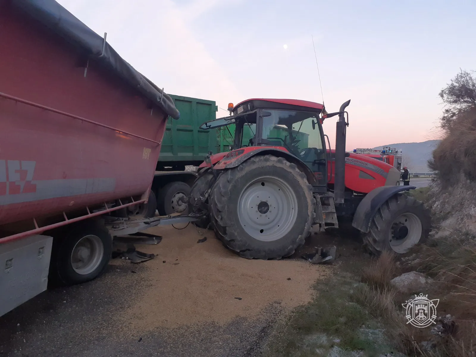 Foto 3 - Im&aacute;genes de la descarcelaci&oacute;n de Bomberos tras el choque entre un cami&oacute;n y un tractor