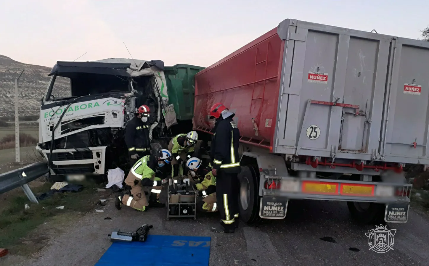 Foto 4 - Im&aacute;genes de la descarcelaci&oacute;n de Bomberos tras el choque entre un cami&oacute;n y un tractor