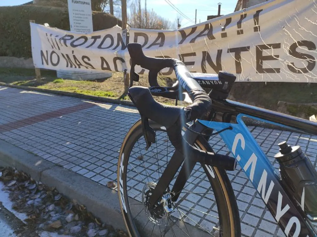 Herida leve la ciclista burgalesa, Sara Martín tras ser atropellada por un vehículo mientras entrenaba