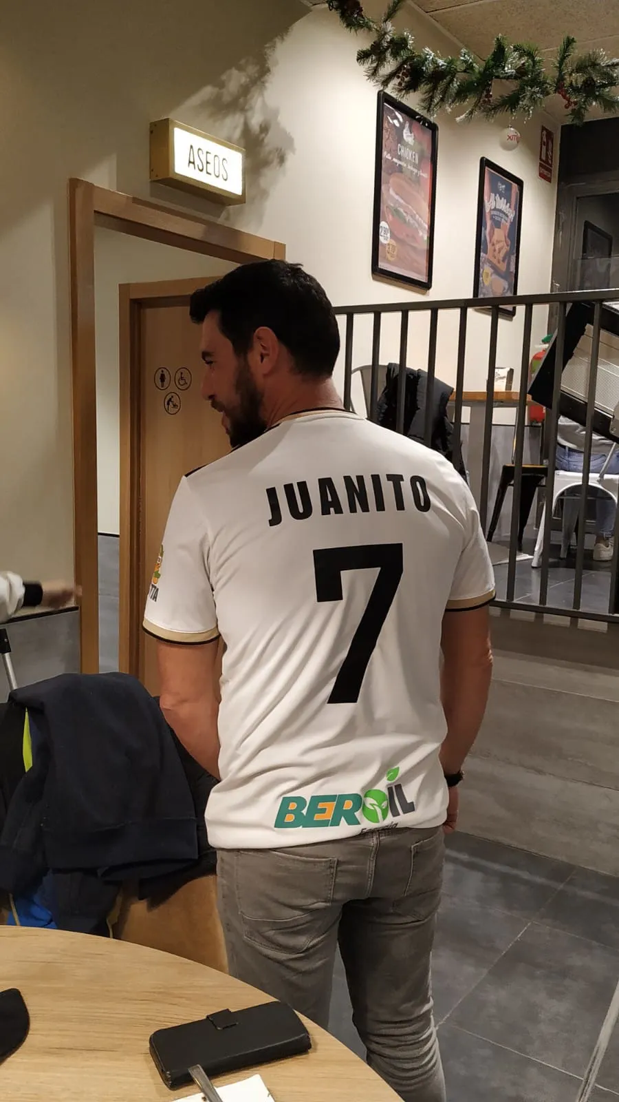 Fútbol Burgos: La camiseta del Burgos C.F ya está en poder de la familia de Juanito