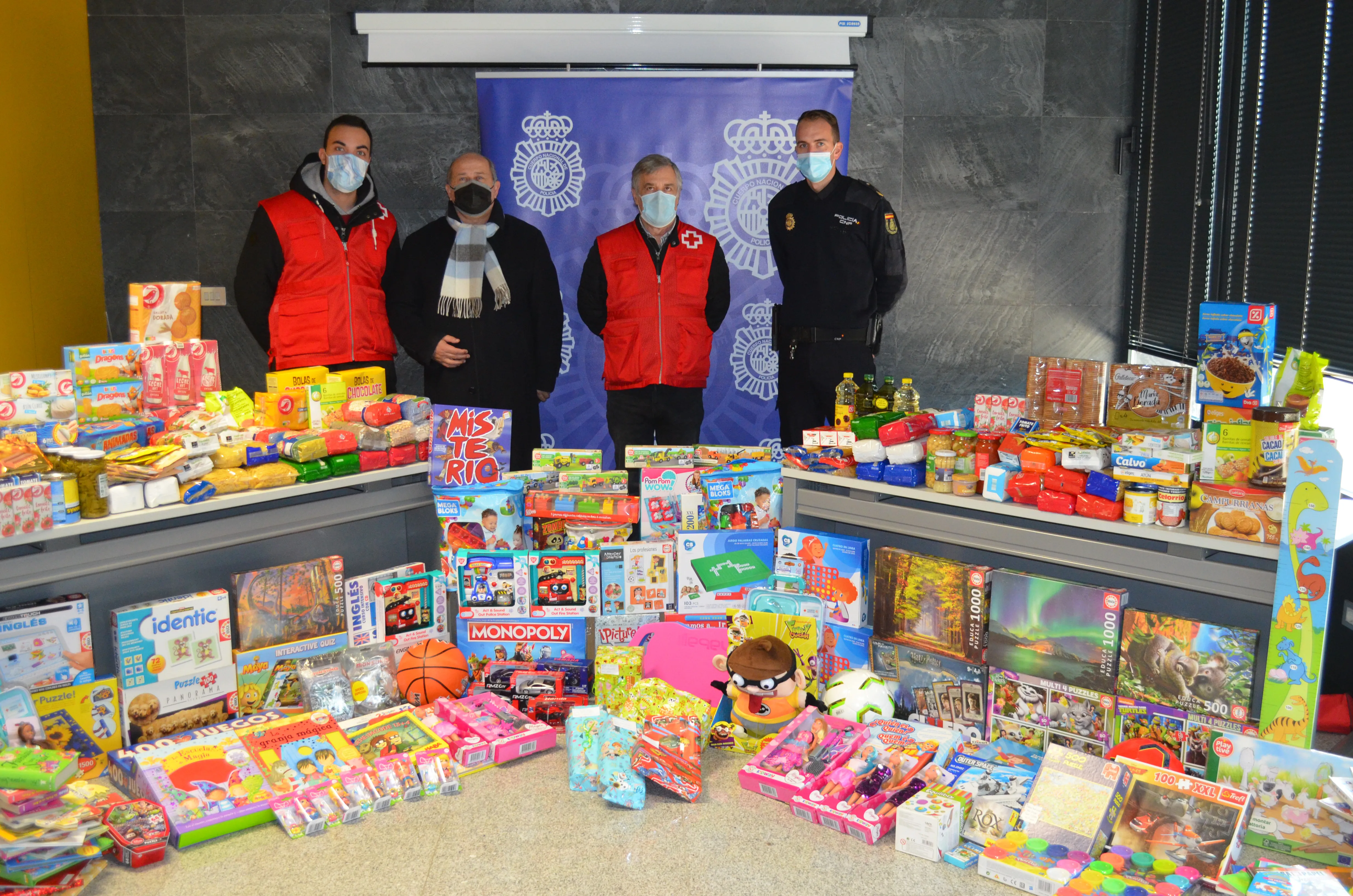La Comisaría de Policía Nacional de Miranda de Ebro recolecta más de 200 kilos de alimentos y juguetes