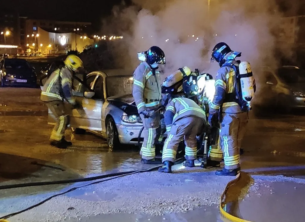 Se incendia un vehículo en el barrio de San Pedro de la Fuente
