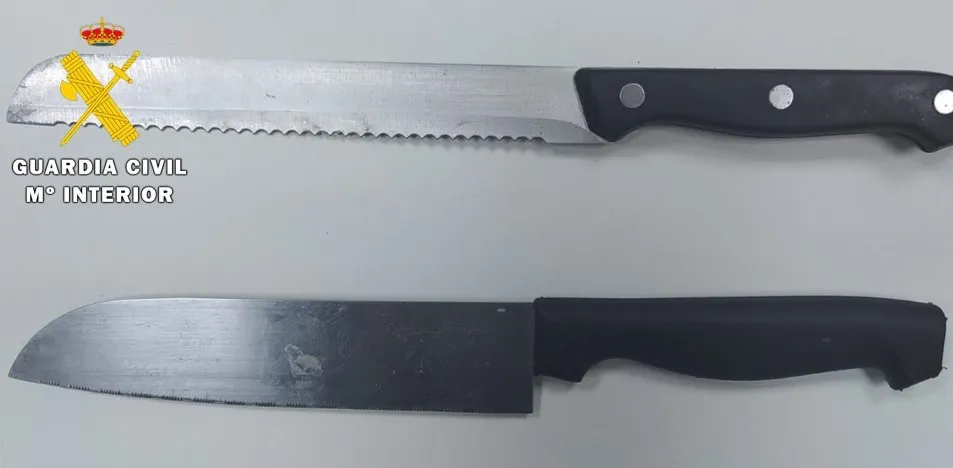 La Guardia Civil detiene a una persona que portaba dos cuchillos ocultos entre sus ropas