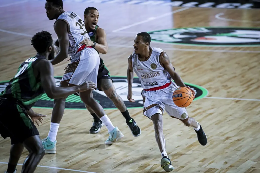 El San Pablo Burgos cae ante el Darussafaka con un arbitraje escandaloso y habrá partido de desempate en el Coliseum (85-66)