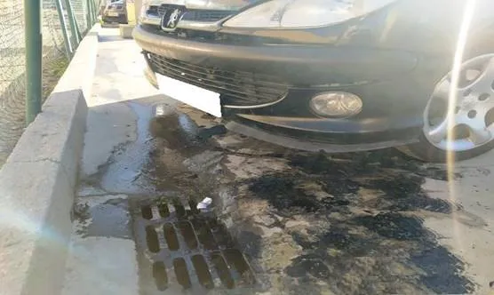 Policía Local denuncia al dueño de un vehículo por verter aceite al alcantarillado público