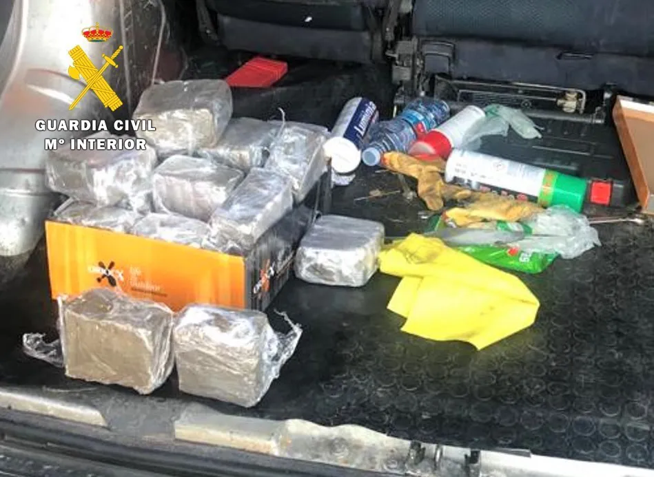 Incautados 20 kg de hachís en la A-1