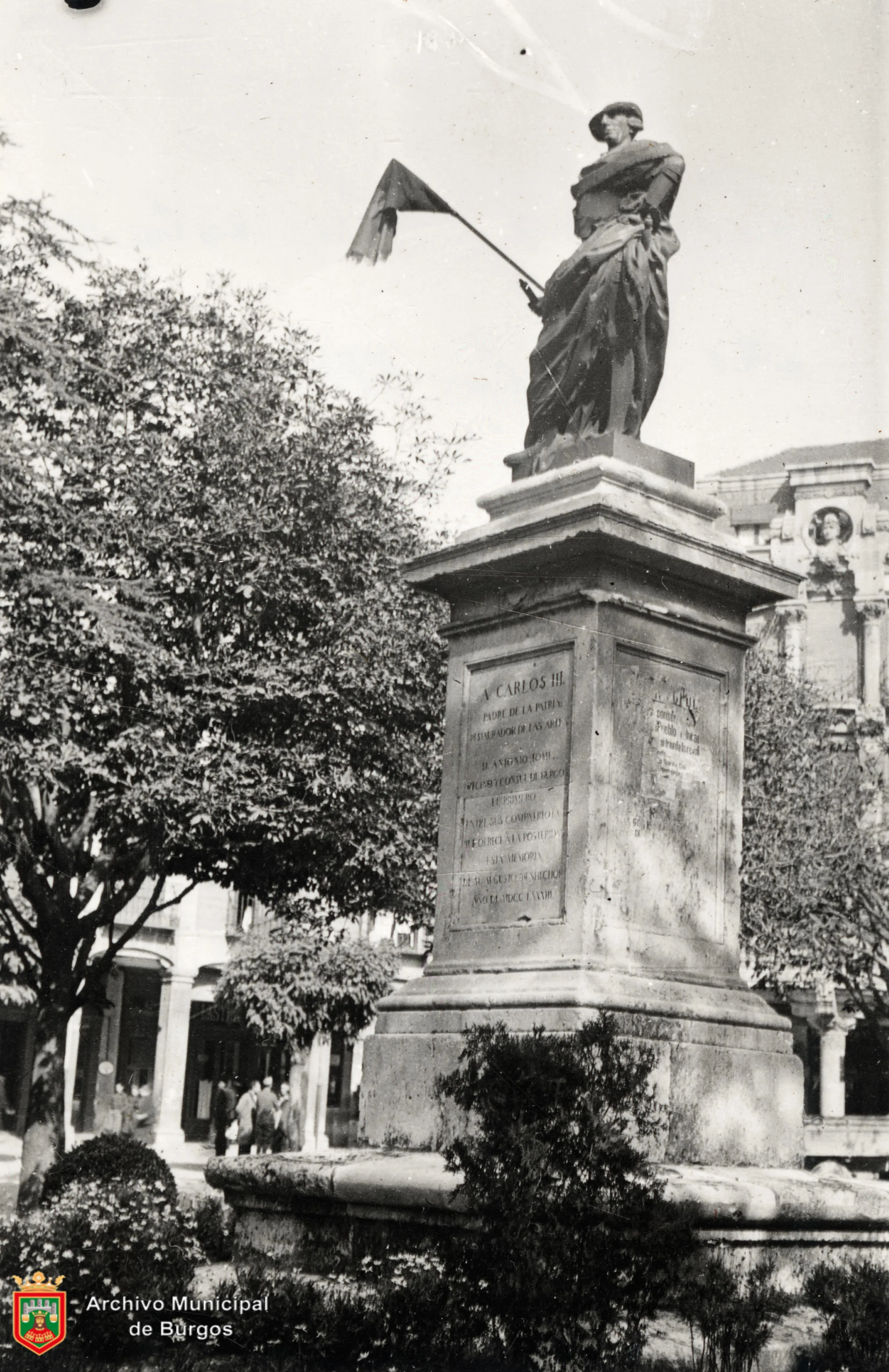 Historia Burgos: La estatua de Carlos III en la Plaza Mayor