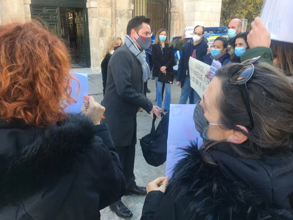 De la Rosa comprende el cabreo de los vecinos de Fuentecillas por las barracas y se abre a estudiar otras propuestas de la oposición