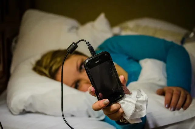 ¿Es peligroso dejar el móvil cargando toda la noche?