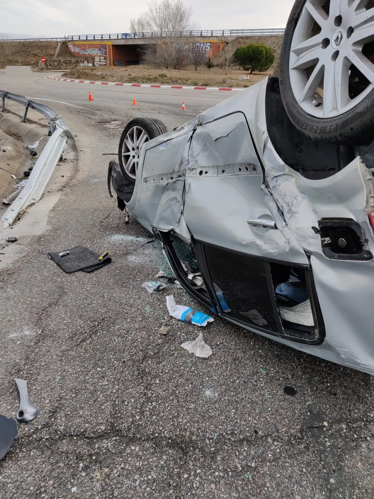 Aparatoso accidente con vuelco en la glorieta de acceso al aeropuerto de Burgos