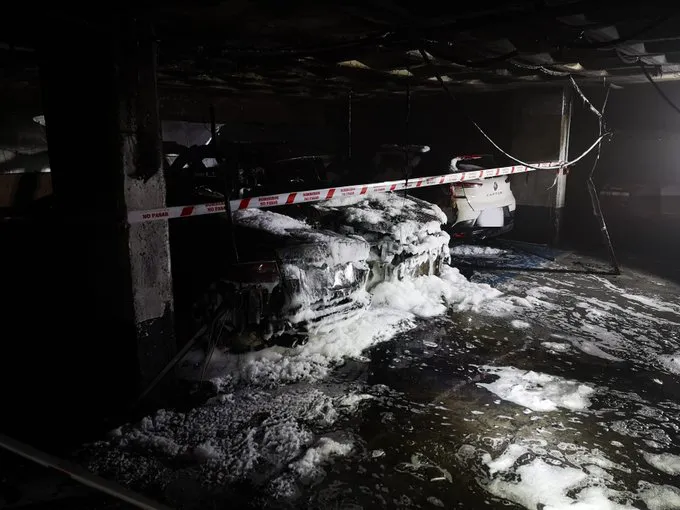Un espectacular incendio calcina tres vehículos en un garaje subterráneo de la Plaza de Roma, en el barrio de Gamonal