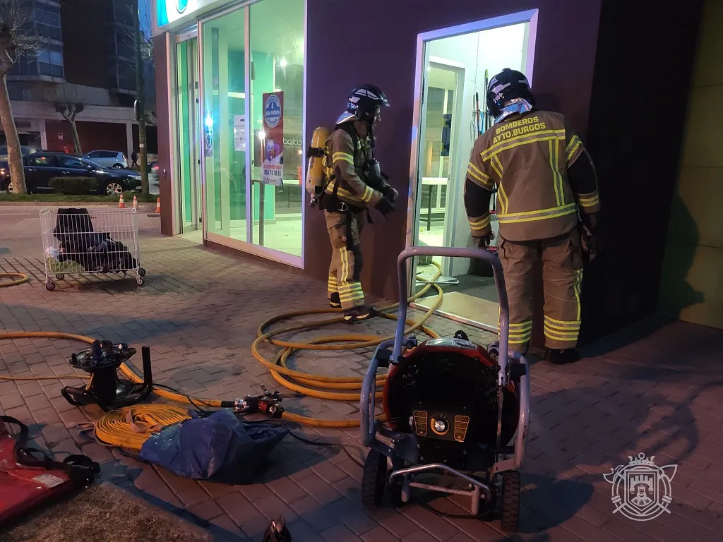 Sofocan un voraz incendio declarado en una lavandería situada en la Avenida de Cantabria
