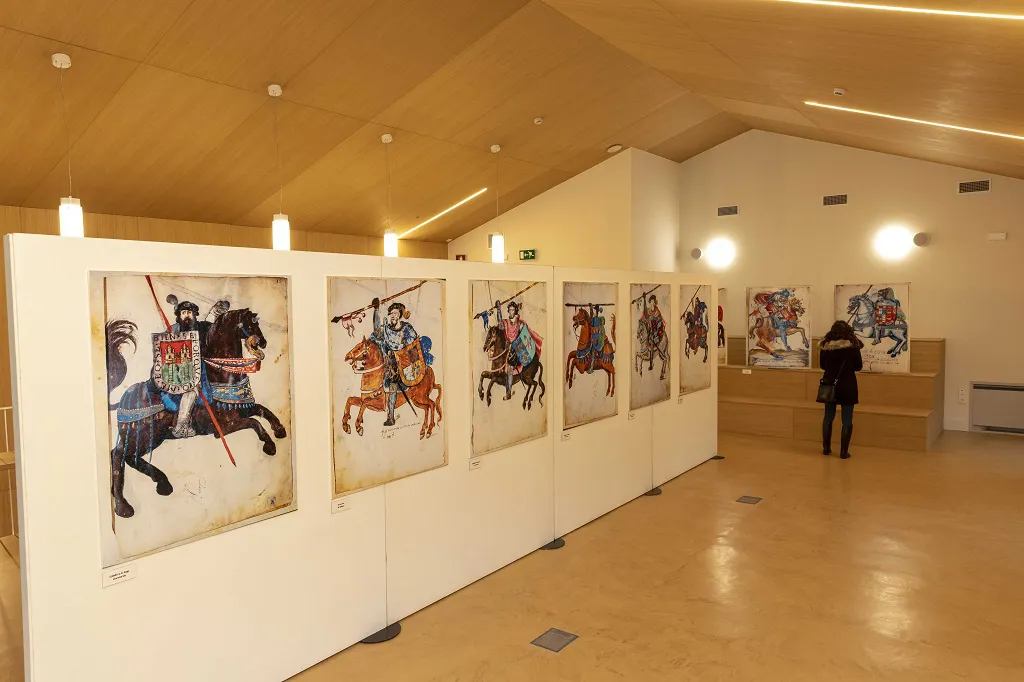 Una exposición sobre los caballeros de la Cofradía de Nuestra Señora de Gamonal inaugura el nuevo edificio municipal del barrio